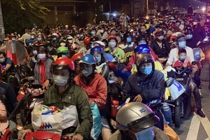Hàng ngàn người dân ùn ứ về quê bằng xe máy sau khi TP nới lỏng giãn cách ở cửa ngõ về miền Tây. Ảnh: C.T