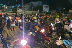 Hàng ngàn người dân tiếp tục đi xe máy từ tỉnh Bình Dương qua TPHCM để về miền Tây. Ảnh: CHÍ THẠCH 