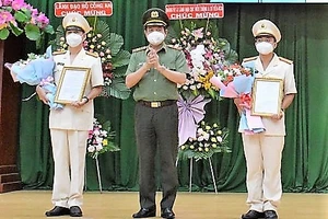 Thiếu tướng Lê Hồng Nam trao quyết định thành lập Phòng Viễn thông, tin học và cơ yếu. Ảnh: CHÍ THẠCH 