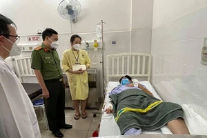 Đại tá Nguyễn Sỹ Quang, Phó Giám đốc Công an TPHCM thăm, động viên Cảnh sát khu vực bị kẻ ngáo đá đâm trọng thương. Ảnh: CA