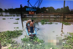 Thi thể người nhiều hình xăm, không mặc quần áo nổi trên sông Sài Gòn