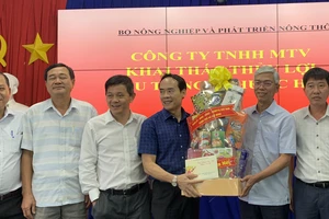 Phó Chủ tịch UBND TPHCM Võ Văn Hoan thăm, chúc tết nhiều đơn vị
