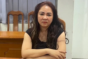 Bà Nguyễn Phương Hằng tại cơ quan công an 