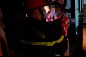 Cứu người phụ nữ cùng 2 cháu bé thoát khỏi vụ cháy ở Hóc Môn