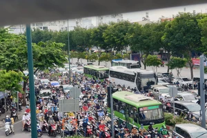 Hàng ngàn phương tiện ùn ứ trên đại lộ Phạm Văn Đồng hướng về sân bay Tân Sơn Nhất