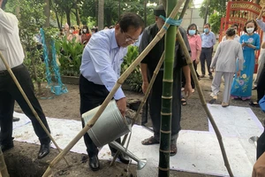 Bí thư Huyện ủy huyện Hóc Môn Trần Văn Khuyên cùng lãnh đạo các đơn vị huyện Hóc Môn đã tham gia trồng cây cau, dây trầu. Ảnh: CHÍ THẠCH