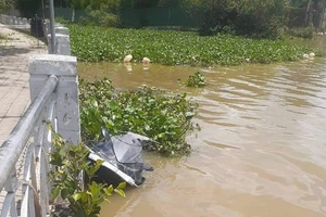 Mô tô nước tông vào sà lan trên sông Sài Gòn, 2 người tử vong