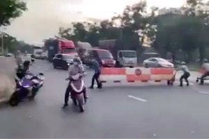 Bảo vệ ở khu đô thị Phú Mỹ Hưng, quận 7 kéo barie chặn đường để bắt cướp