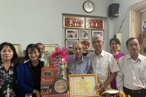 Lãnh đạo TPHCM thăm, chúc thọ người cao tuổi tiêu biểu ở quận Gò Vấp. Ảnh: CHÍ THẠCH 