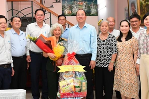 Phó Bí thư Thành ủy TPHCM Nguyễn Hồ Hải thăm, chúc thọ người cao tuổi tiêu biểu