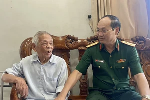 Trung tướng Nguyễn Văn Nam thăm, chúc thọ cụ Trần Văn Thấn