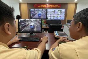 Cán bộ CSGT quan sát phương tiện giao thông qua Hệ thống giám sát