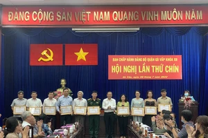Đồng chí Nguyễn Hữu Hiệp, Trưởng Ban Dân vận Thành ủy TPHCM trao tặng bằng khen của Thành ủy TPHCM cho các tổ chức đảng và đảng viên có thành tích xuất sắc trong công tác phòng, chống dịch Covid-19. Ảnh: CHÍ THẠCH