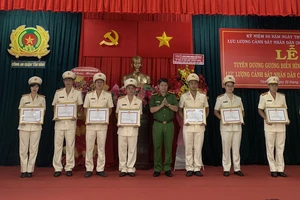 Tuyên dương 46 cán bộ, chiến sĩ gương điển hình lực lượng CSND Công an quận Tân Bình. Ảnh: CHÍ THẠCH 