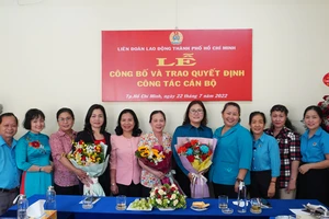 Lãnh đạo LĐLĐ TPHCM và quận Gò Vấp chúc mừng bà Đào Thị Hồng Hạnh