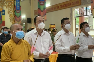 Phó Bí thư Thành ủy TPHCM Nguyễn Hồ Hải cùng lãnh đạo UBND quận 11 tại buổi lễ tưởng niệm. Ảnh: CHÍ THẠCH 