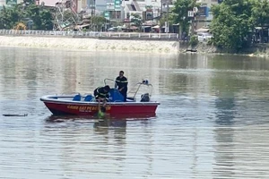 Lực lượng PCCC TPHCM tìm thấy thi thể nạn nhân đưa lên bờ