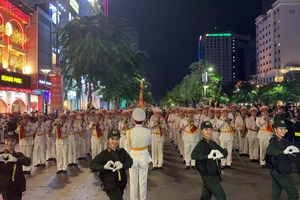 Hàng ngàn người dân xem biểu diễn nhạc kèn, diễu hành ở phố đi bộ Nguyễn Huệ. Ảnh: CHÍ THẠCH 