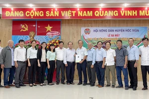 Lãnh đạo huyện Hóc Môn trao Quyết định thành lập và chụp hình lưu niệm với thành viên HTX