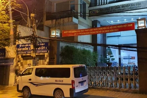 Cơ quan công an thực hiện việc khám xét ở trụ sở Tổng công ty Công nghiệp Sài Gòn trên đường Nguyễn Tất Thành, quận 4 vào ngày 3-11-2021. Ảnh: C.T