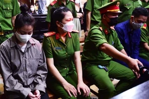 Bị cáo Nguyễn Võ Quỳnh Trang và Nguyễn Kim Trung Thái tại phiên tòa sáng 21-7. Ảnh: DŨNG PHƯƠNG