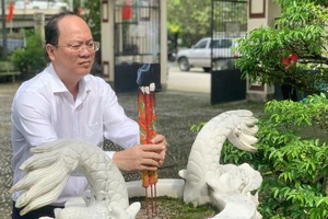 Phó Bí thư Thành ủy TPHCM Nguyễn Hồ Hải dâng hương tại Đài tưởng niệm Liệt sĩ Cầu Xáng. Ảnh: CHÍ THẠCH 