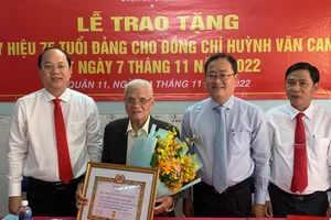 Phó Bí thư Thành ủy TPHCM Nguyễn Hồ Hải trao Huy hiệu Đảng cho đảng viên cao tuổi Đảng ở quận 11