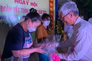 Phó Chủ tịch UBND TPHCM Võ Văn Hoan đến dự và trao quà cho các hộ gia đình có hoàn cảnh khó khăn. Ảnh: CHÍ THẠCH 