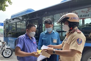 CSGT TPHCM kiểm tra với tài xế 