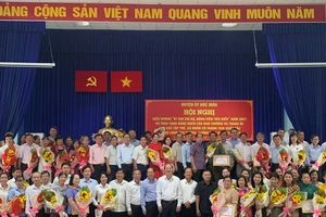 Phó Bí thư Thành ủy TPHCM Nguyễn Hồ Hải khen thưởng nhiều tập thể, cá nhân ở huyện Hóc Môn. Ảnh: CHÍ THẠCH 