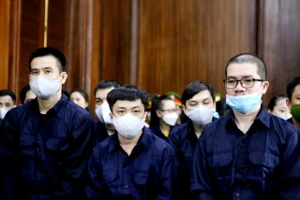 Bị cáo Nguyễn Thái Luyện (bên phải) tại tòa. Ảnh: CHÍ THẠCH 