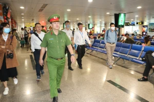 Đại tá Huỳnh Quang Tâm, trưởng đoàn kiểm tra công tác PCCC-CNCH tại Cảng hàng không quốc tế Tân Sơn Nhất. Ảnh: CHÍ THẠCH 