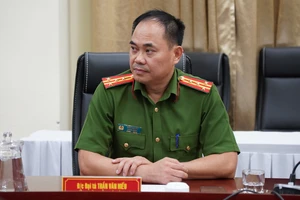 Đại tá Trần Văn Hiếu, Trưởng Phòng PC02, Công an TPHCM tại buổi họp báo. Ảnh: CHÍ THẠCH 