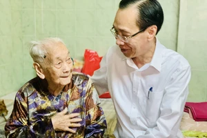 Trưởng Ban Nội chính Thành ủy TPHCM Lê Thanh Liêm thăm, chúc tết tại quận 5. Ảnh: CHÍ THẠCH 