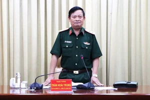 Trung tướng Trần Hoài Trung phát biểu chủ trì buổi họp với các cơ quan, đơn vị. Ảnh: TRẦN YÊN