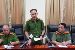 Đại tá Trần Văn Hiếu, Trưởng phòng Cảnh sát Hình sự (PC02), Công an TPHCM chia sẻ tại buổi họp báo. Ảnh: CHÍ THẠCH
