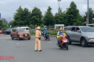 Lực lượng CSGT tuần tra kiểm soát ở khu vực sân bay Tân Sơn Nhất. Ảnh: CHÍ THẠCH 