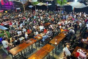 Đột kích quán beer club ở quận 3 đưa hơn 400 “dân chơi” về trụ sở