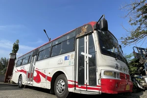 Xe ô tô khách liên quan vụ tai nạn chết người trên quốc lộ 1A đoạn qua quận Bình Tân. Ảnh: M.V.