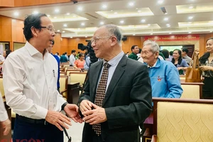 Bí thư Thành ủy TPHCM Nguyễn Văn Nên trò chuyện cùng GS-TS Hoàng Chí Bảo. Ảnh: CHÍ THẠCH