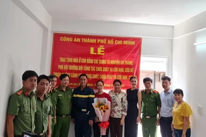 Lãnh đạo Công an TPHCM chúc mừng Trung tá Nguyễn Chí Thành và người thân ngay tại căn hộ mới.