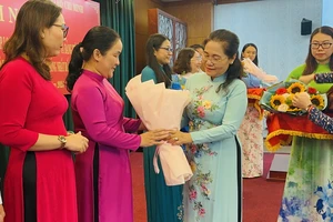 Đồng chí Nguyễn Thị Lệ cùng Ban Thường vụ Đảng ủy Khối tặng hoa chúc mừng 2 đảng bộ cơ sở và 7 đảng viên được đề nghị xem xét quyết định khen thưởng hoàn thành xuất sắc nhiệm vụ 5 năm liền (2018 - 2022)