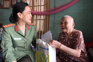 Thượng tá Nguyễn Thị Hạnh, Chủ tịch Hội Phụ nữ Công an TPHCM thăm hỏi và tặng quà tri ân Mẹ Việt Nam anh hùng Nguyễn Thị Reo