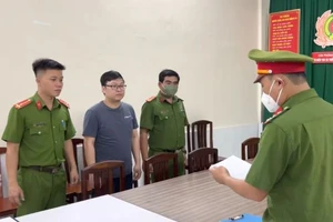 Công an thi hành quyết định với Nguyễn Tuấn Anh, Phó Trưởng Phòng Tàu sông, Cục Đăng kiểm Việt Nam