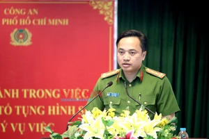 Đại tá Mai Hoàng, Thủ trưởng Cơ quan CSĐT Công an TPHCM, Phó Giám đốc Công an TPHCM phát biểu tại hội nghị. Ảnh: CHÍ THẠCH 