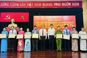Bí thư Quận ủy quận 10 Lê Văn Minh trao khen thưởng cho tập thể, cá nhân điển hình học tập và làm theo tư tưởng, đạo đức, phong cách Hồ Chí Minh