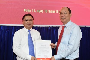 Phó Bí thư Thành ủy TPHCM Nguyễn Hồ Hải trao quyết định cho đồng chí Nguyễn Trần Bình. Ảnh: VIỆT DŨNG 