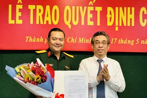 Trưởng Ban tổ chức Thành ủy TPHCM Nguyễn Phước Lộc trao quyết định cho đồng chí Nguyễn Thành Công. Ảnh: CHÍ THẠCH