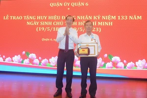 Trưởng Ban Nội chính Thành ủy TPHCM Lê Thanh Liêm trao Huy hiệu Đảng cho đảng viên cao tuổi 