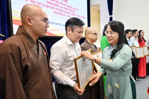 Chủ tịch Ủy ban MTTQ Việt Nam TPHCM Trần Kim Yến trao tặng bằng khen cho cá nhân, tập thể tiêu biểu học tập và làm theo tư tưởng, đạo đức phong cách Hồ Chí Minh